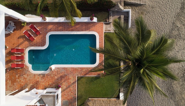Fab Beachfront, 4-bedroom villa in Club Santiago, Manzanillo! CAD accepted!
