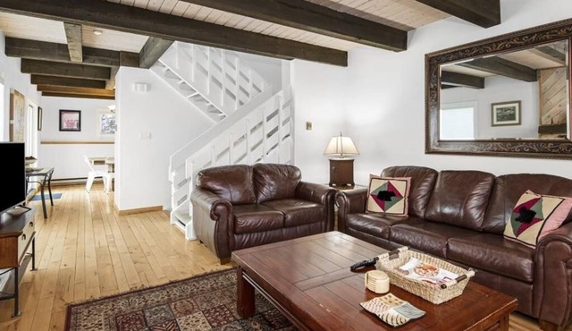 Fabulous Vail Townhome - Steps from the free Town of Vail bus in Vail