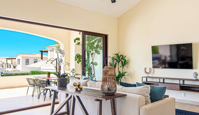 Family Home Private Garden and Jacuzzi