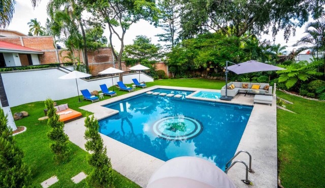 Family Villa, Bar, Jacuzzi and Pool