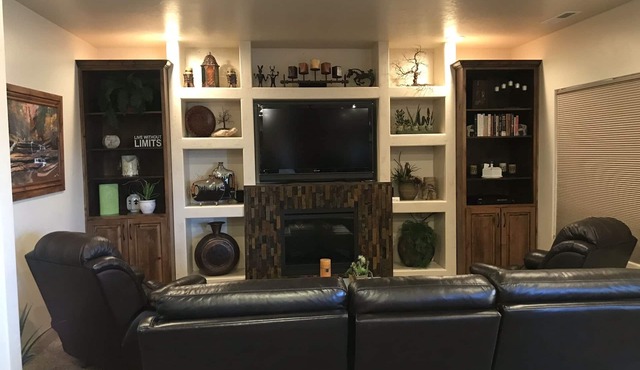 FANTASTIC UNOBSTRUCTED VIEW OF PINE MTN & QUIET GET-AWAY FOR MATURE COUPLES. in Washington