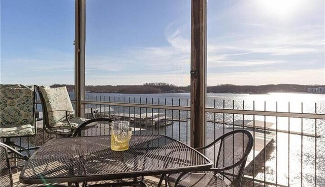 Fantastic View , Pools, Tennis, and Relaxing in Lake Ozark