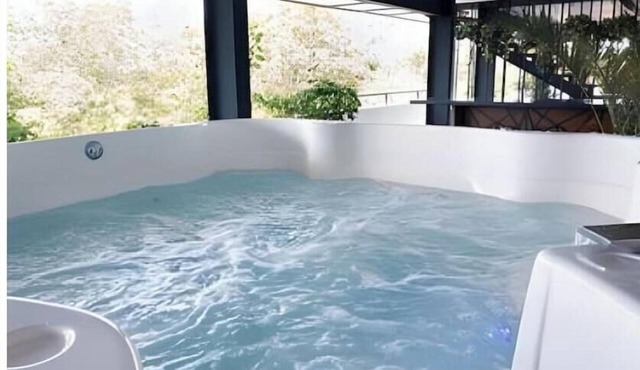 Fast wifi/10 min from beach/Rooftop jacuzzi/gym