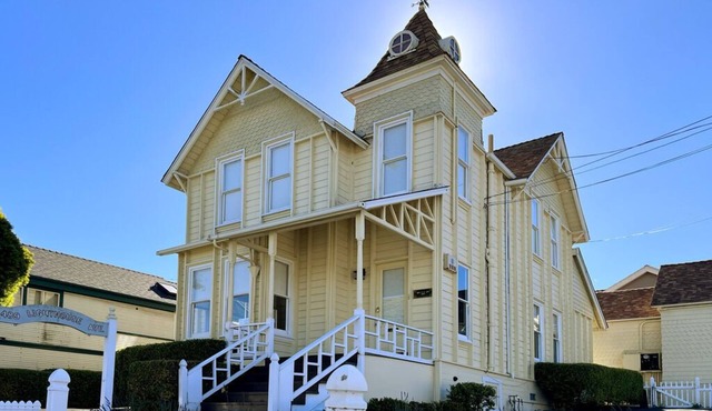 Five O'clock Somewhere - Pacific Grove House - The Ultimate Vacation Destination in Pacific Grove