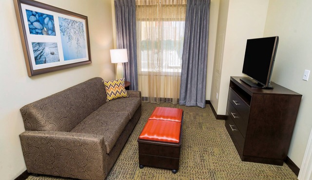 Free Breakfast. Pool. Shared BBQ. 30 Min to Oakland Zoo! in Newark