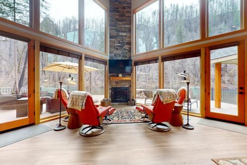 Fully rebuilt riverfront home with deck fireplace & W&D - dog-friendly in Vida