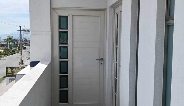 Furnished, comfortable and safe apartment. Close to everything, even the mountain!