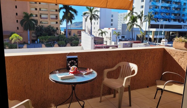 GOLDEN ZONE ! GORGEOUS 2 BEDRM ACROSS FROM BEACH. TAMBIEN HABLO ESPANOL !