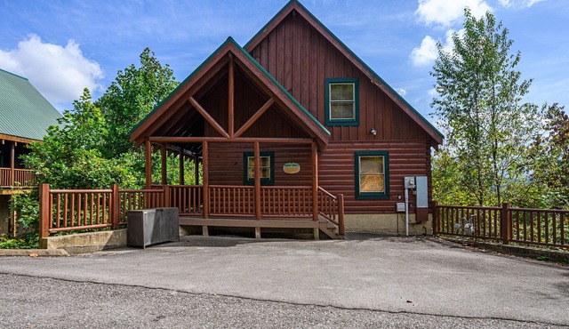 Gorgeous cabin. Great location. 2 balconies w/mtn. views. Feels private. in Pigeon Forge