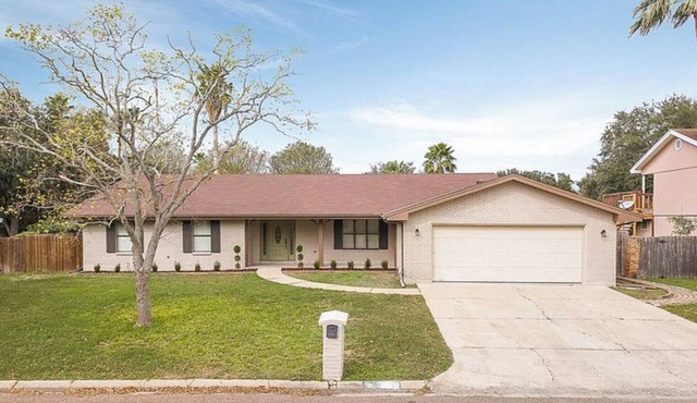 Gorgeous Home With a Pool 2600sqft