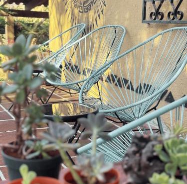 Habitación acogedora con vista al jardín