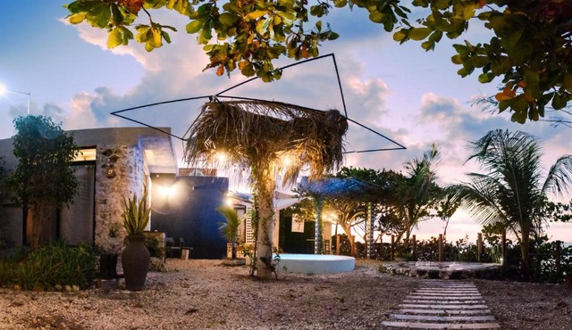 Habitación, balcón frente al mar y alberca