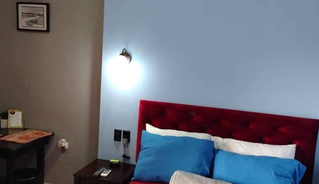Habitacion con aire acondicionado refrigerador area para ftrabajar baño pribado