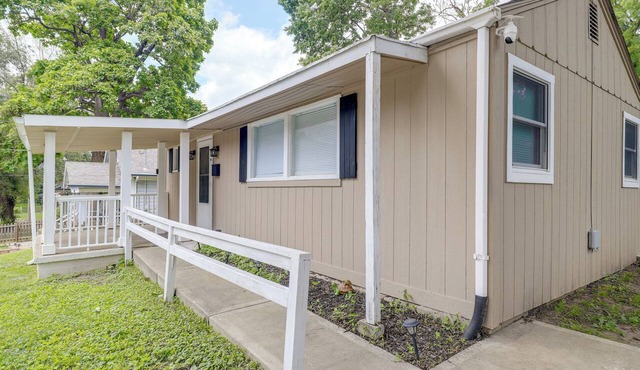 Half-Mi to Independence Square! Home w/Ramp Entry in Independence