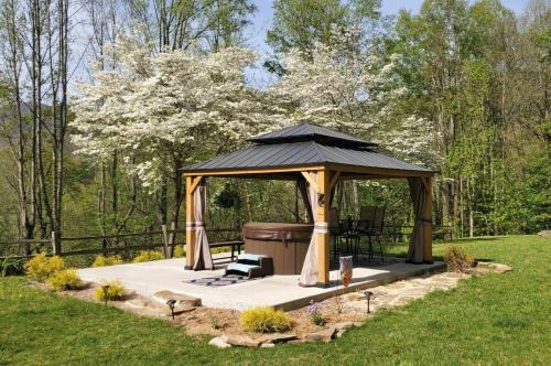 Halfback Ridge-heart of Maggie Valley-hot tub-fenced pet area-gazebo-views in Maggie Valley