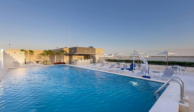 Haven of Relaxation! Free Breakfast and Parking, Outdoor Pool, Pets Allowed!