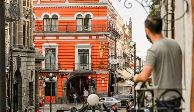 Historic Aptartment w/Balconies facing Casa de los Muñecos & French Building