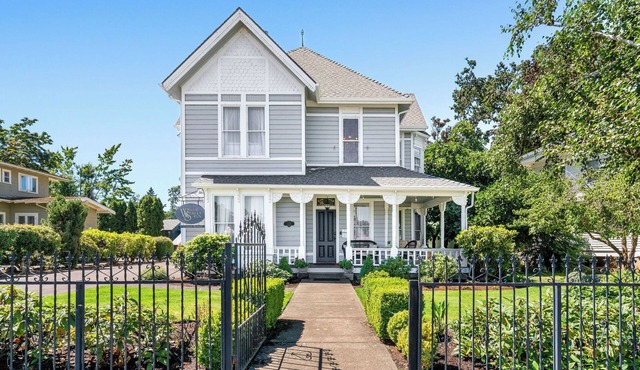 Historic Silverton Home 5 BR, 6 Bath. Ask about 6th & 7th bedroom add-ons. in Silverton