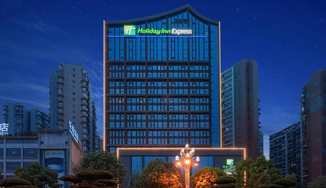 Holiday Inn Express Leshan City Square by IHG - High Speed Rail and Leshan Giant Buddha