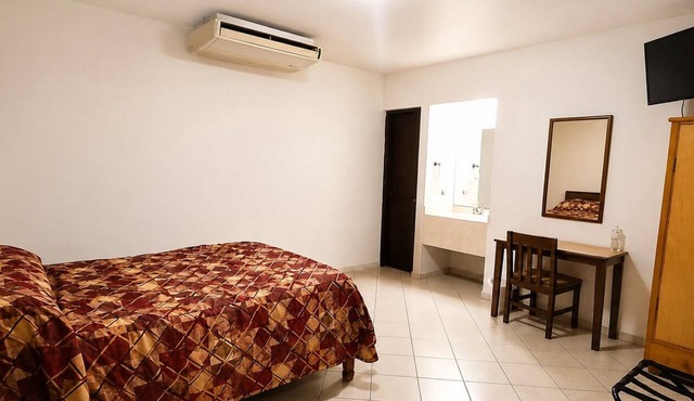Hotel Flores Hills