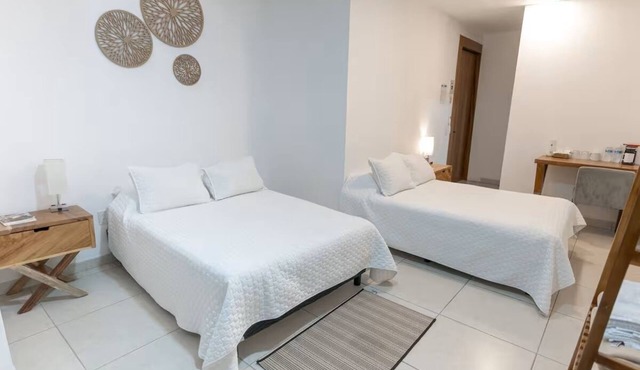 Hotel Punto Oriente: 2 Beds, A/C, and Free Parking