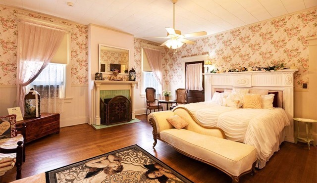 Huge King Suite with Fireplace, Private Bath, Hot Tub and Pool. in Gainesville