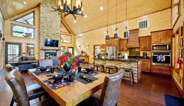 Inner Peace Luxury Cabin Hot Tub & Firepit Swings in Broken Bow