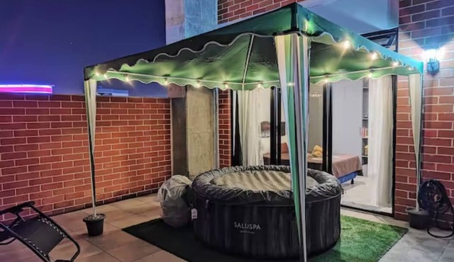 Jacuzzi Getaway, in the Heart of Zone 4