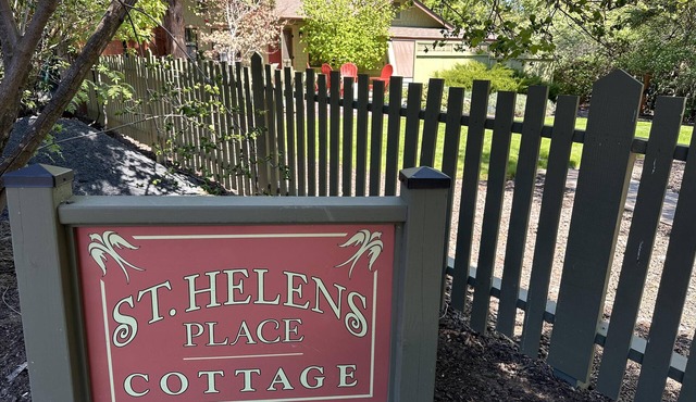 King bed, Fireplace, 100+mbps Wifi, AC, Big Yard, So Walkable in Bend