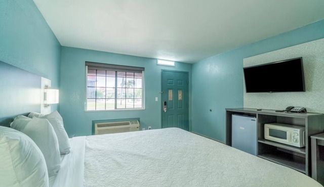 King Bed Room Close to Downtown Harlingen Highlights