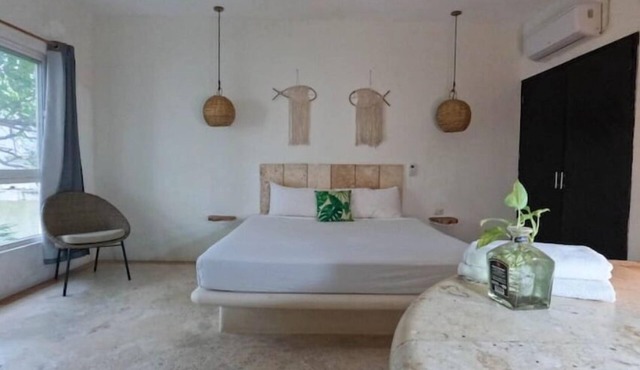 King room on 5th, one block to the beach