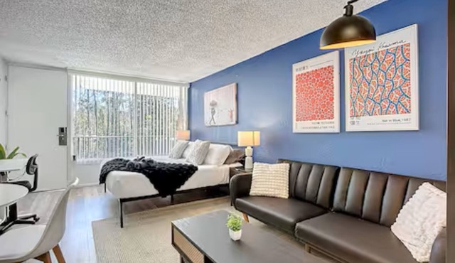 King Studio Escape | 5 Min to DT & Jacksonville U in Jacksonville
