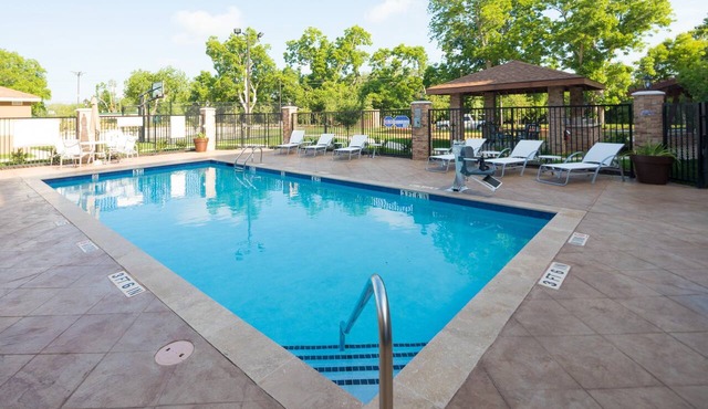 King Studio. Free Breakfast Buffet. Outdoor Pool. in Lake Jackson