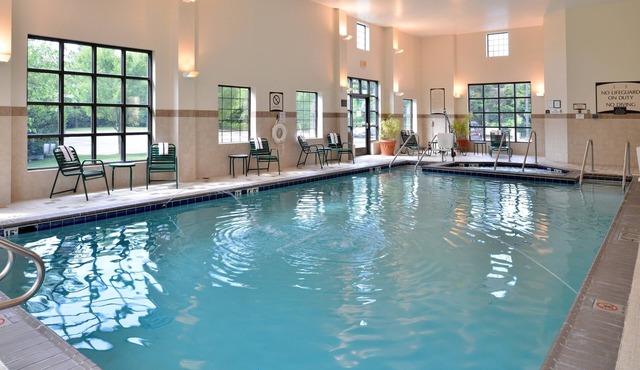 King Suite. Free Breakfast. Indoor Pool & Hot Tub. Great for Business Travelers! in Chesapeake