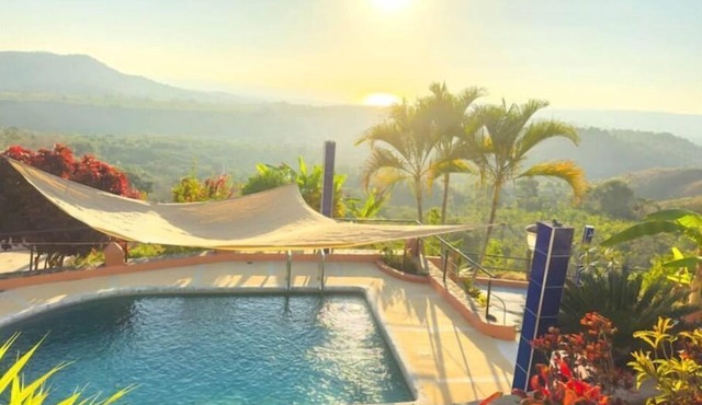 La Casa Chilam - A hidden hillside retreat. Close to beaches and Pet Friendly!