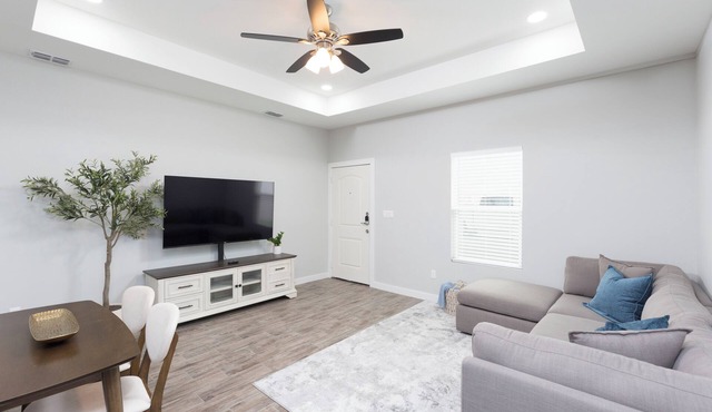 La Querencia on Zinnia w/Fast Wifi & dedicated work space - Pet Friendly!