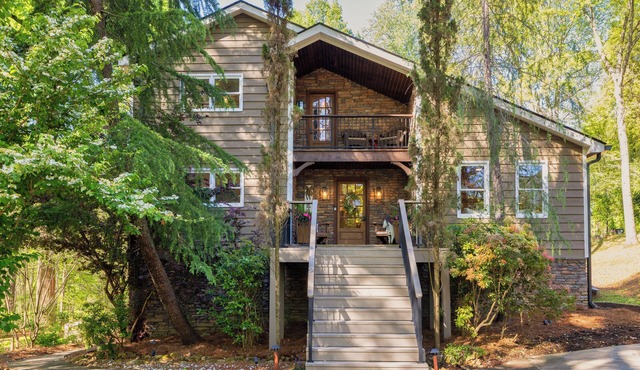 Lake Cabin! Private Dock/Hot Tub/8 Beds/Pool Table/Ping Pong Table in Buford