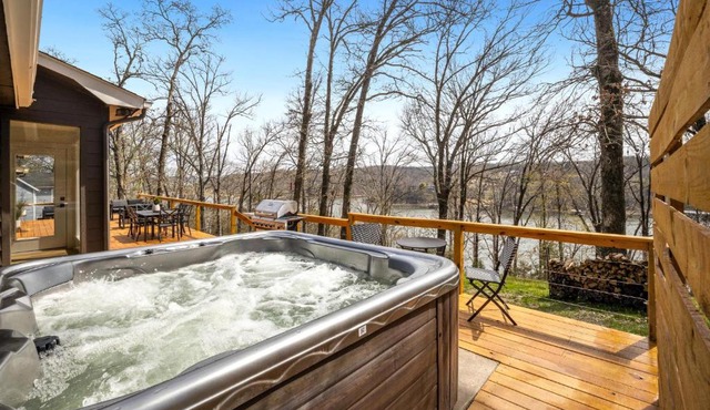 Lake FRONT - Paddle Point - Hot Tub! in Rogers