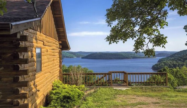 Lake Shore Cabin on Beaver Lake with Boat Dock & Swim Deck in Eureka Springs