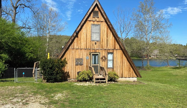 Lakefront Aframe Cabin in Hardy on Kiwanie Lake with kayaks and private dock in Hardy