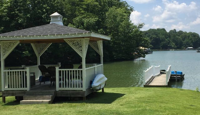 Lakefront Cottage on a Quiet Cove plus Kayaks, Canoe & Pedal Boat in Troutman