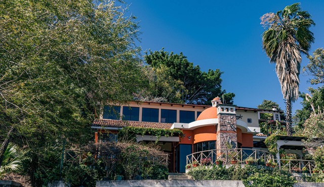 Lakefront Villa with Jacuzzi and Basketball Court