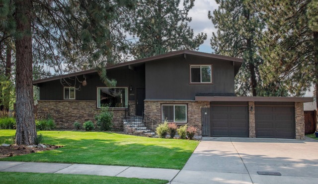 Large 5 Bed , 3bath home close to Deschutes River and Old Mill Shopping District in Bend