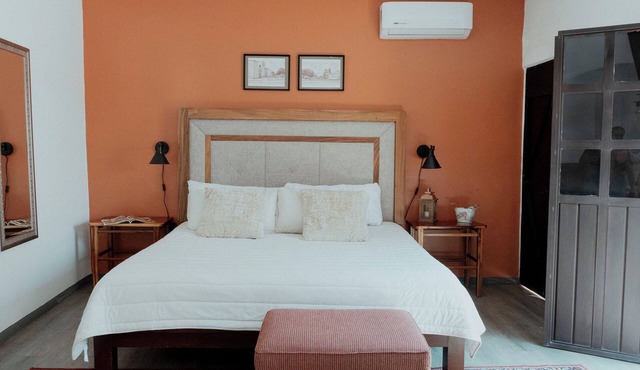 Large apt balconies in Oaxaca centro + A/C + large kitchen and king bed