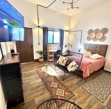 Large, well-lit apartment 4