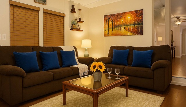Las Puertas Amarilla! w/office 152mbps wifi. Pet Friendly & near city park!