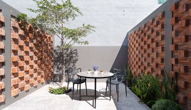 LIGHT FILLED MODERN APARTMENT WITH PRIVATE GARDEN
