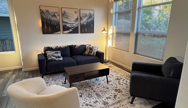 Light-Filled Modern PNW Retreat — Tualatin 3BR in Tualatin