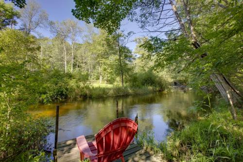 Little Manistee Riverfront Cabin w/Fire Pit! in Irons