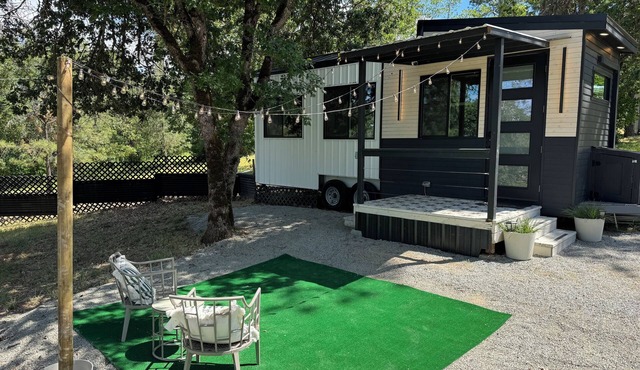 Little Wolf Tiny Home cozy, pet friendly, secluded in Central Point